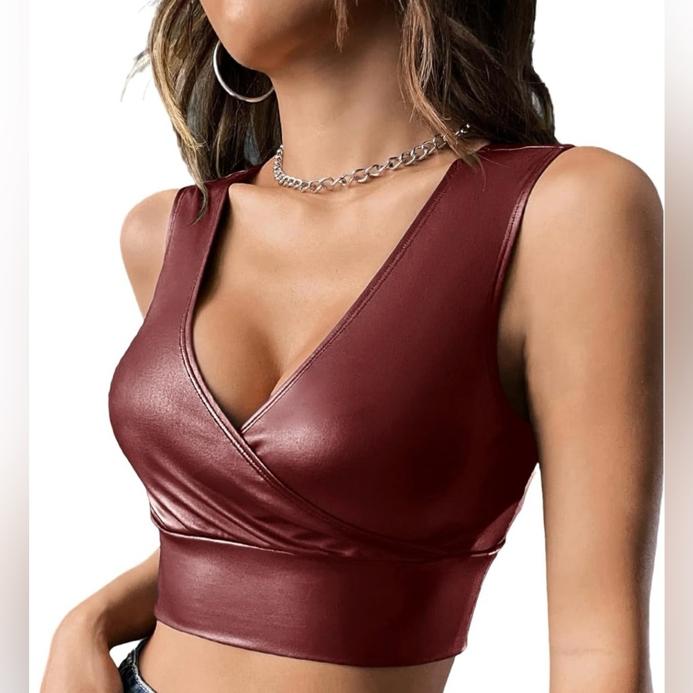 FLOERNS Women’s P/U Leather V neck camisole cropped top /Small / Festival